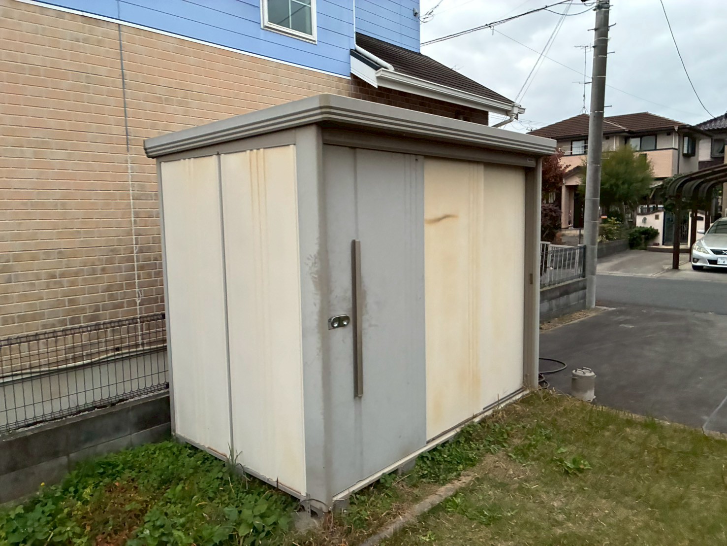 うっすらとサビが発生している倉庫